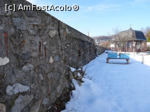 [P17] Zid de incintă de secol al XVIII-lea, restaurat; în plan secund Agheasmatarul.  » foto by tata123 🔱
 - 
<span class="allrVoted glyphicon glyphicon-heart hidden" id="av1153439"></span>
<a class="m-l-10 hidden" id="sv1153439" onclick="voting_Foto_DelVot(,1153439,21248)" role="button">șterge vot <span class="glyphicon glyphicon-remove"></span></a>
<a id="v91153439" class=" c-red"  onclick="voting_Foto_SetVot(1153439)" role="button"><span class="glyphicon glyphicon-heart-empty"></span> <b>LIKE</b> = Votează poza</a> <img class="hidden"  id="f1153439W9" src="/imagini/loader.gif" border="0" /><span class="AjErrMes hidden" id="e1153439ErM"></span>
