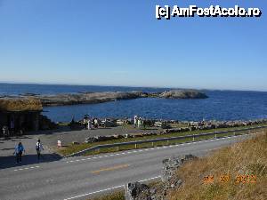 [P12] Drumul Oceanului Atlantic - Popas turistic în mijlocul pustietăţii norvegiene.  » foto by iulianic
 - 
<span class="allrVoted glyphicon glyphicon-heart hidden" id="av472858"></span>
<a class="m-l-10 hidden" id="sv472858" onclick="voting_Foto_DelVot(,472858,21252)" role="button">șterge vot <span class="glyphicon glyphicon-remove"></span></a>
<a id="v9472858" class=" c-red"  onclick="voting_Foto_SetVot(472858)" role="button"><span class="glyphicon glyphicon-heart-empty"></span> <b>LIKE</b> = Votează poza</a> <img class="hidden"  id="f472858W9" src="/imagini/loader.gif" border="0" /><span class="AjErrMes hidden" id="e472858ErM"></span>