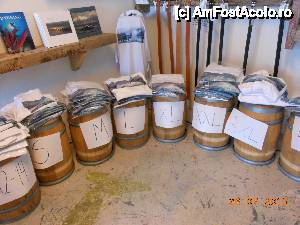 [P13] Drumul Oceanului Atlantic - Magazinul cu suveniruri din popasul turistic. Pe butoaie sunt înscrise măsurile tricourilor.  » foto by iulianic
 - 
<span class="allrVoted glyphicon glyphicon-heart hidden" id="av472859"></span>
<a class="m-l-10 hidden" id="sv472859" onclick="voting_Foto_DelVot(,472859,21252)" role="button">șterge vot <span class="glyphicon glyphicon-remove"></span></a>
<a id="v9472859" class=" c-red"  onclick="voting_Foto_SetVot(472859)" role="button"><span class="glyphicon glyphicon-heart-empty"></span> <b>LIKE</b> = Votează poza</a> <img class="hidden"  id="f472859W9" src="/imagini/loader.gif" border="0" /><span class="AjErrMes hidden" id="e472859ErM"></span>