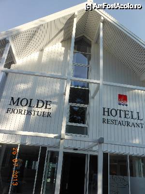 [P19] Molde - 'Oraşul trandafirilor', Molde Fjordstuer, hotelul din port.  » foto by iulianic
 - 
<span class="allrVoted glyphicon glyphicon-heart hidden" id="av472865"></span>
<a class="m-l-10 hidden" id="sv472865" onclick="voting_Foto_DelVot(,472865,21252)" role="button">șterge vot <span class="glyphicon glyphicon-remove"></span></a>
<a id="v9472865" class=" c-red"  onclick="voting_Foto_SetVot(472865)" role="button"><span class="glyphicon glyphicon-heart-empty"></span> <b>LIKE</b> = Votează poza</a> <img class="hidden"  id="f472865W9" src="/imagini/loader.gif" border="0" /><span class="AjErrMes hidden" id="e472865ErM"></span>