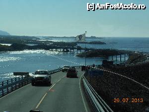 [P07] Drumul Oceanului Atlantic - Şerpuind de pe o insulă pe alta. Vedere prin parbrizul fisurat al autocarului.  » foto by iulianic
 - 
<span class="allrVoted glyphicon glyphicon-heart hidden" id="av472853"></span>
<a class="m-l-10 hidden" id="sv472853" onclick="voting_Foto_DelVot(,472853,21252)" role="button">șterge vot <span class="glyphicon glyphicon-remove"></span></a>
<a id="v9472853" class=" c-red"  onclick="voting_Foto_SetVot(472853)" role="button"><span class="glyphicon glyphicon-heart-empty"></span> <b>LIKE</b> = Votează poza</a> <img class="hidden"  id="f472853W9" src="/imagini/loader.gif" border="0" /><span class="AjErrMes hidden" id="e472853ErM"></span>