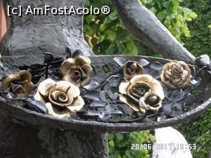 [P08] Trandafirii din brațele tinerei - simbol al orașului Molde » foto by Alina53
 - 
<span class="allrVoted glyphicon glyphicon-heart hidden" id="av890185"></span>
<a class="m-l-10 hidden" id="sv890185" onclick="voting_Foto_DelVot(,890185,21252)" role="button">șterge vot <span class="glyphicon glyphicon-remove"></span></a>
<a id="v9890185" class=" c-red"  onclick="voting_Foto_SetVot(890185)" role="button"><span class="glyphicon glyphicon-heart-empty"></span> <b>LIKE</b> = Votează poza</a> <img class="hidden"  id="f890185W9" src="/imagini/loader.gif" border="0" /><span class="AjErrMes hidden" id="e890185ErM"></span>