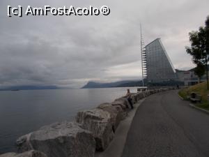 [P04] Faleza oraşului, in planul 2 fiind frumosul hotel Scandic, ca o pânză umflată de vânt.  » foto by marius gaudi*
 - 
<span class="allrVoted glyphicon glyphicon-heart hidden" id="av809176"></span>
<a class="m-l-10 hidden" id="sv809176" onclick="voting_Foto_DelVot(,809176,21252)" role="button">șterge vot <span class="glyphicon glyphicon-remove"></span></a>
<a id="v9809176" class=" c-red"  onclick="voting_Foto_SetVot(809176)" role="button"><span class="glyphicon glyphicon-heart-empty"></span> <b>LIKE</b> = Votează poza</a> <img class="hidden"  id="f809176W9" src="/imagini/loader.gif" border="0" /><span class="AjErrMes hidden" id="e809176ErM"></span>