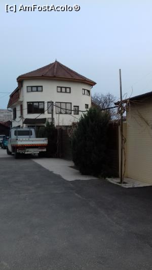 [P02] Clădirea pensiunii Casa Craiova Nuova văzută din curtea exterioară (zona de parcare)  » foto by Mitica49
 - 
<span class="allrVoted glyphicon glyphicon-heart hidden" id="av1062011"></span>
<a class="m-l-10 hidden" id="sv1062011" onclick="voting_Foto_DelVot(,1062011,21264)" role="button">șterge vot <span class="glyphicon glyphicon-remove"></span></a>
<a id="v91062011" class=" c-red"  onclick="voting_Foto_SetVot(1062011)" role="button"><span class="glyphicon glyphicon-heart-empty"></span> <b>LIKE</b> = Votează poza</a> <img class="hidden"  id="f1062011W9" src="/imagini/loader.gif" border="0" /><span class="AjErrMes hidden" id="e1062011ErM"></span>