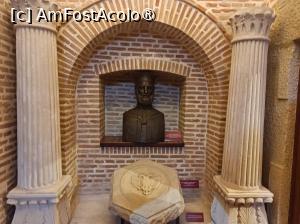 [P54] București, Muzeul Național Cotroceni, Pivnița Mare, Șerban Cantacuzino, Stema heraldică a familiei Cantacuzino cu vulturul bicefal și două coloane din Palatul Domnesc ridicat de el » foto by mprofeanu
 - 
<span class="allrVoted glyphicon glyphicon-heart hidden" id="av1410936"></span>
<a class="m-l-10 hidden" id="sv1410936" onclick="voting_Foto_DelVot(,1410936,21279)" role="button">șterge vot <span class="glyphicon glyphicon-remove"></span></a>
<a id="v91410936" class=" c-red"  onclick="voting_Foto_SetVot(1410936)" role="button"><span class="glyphicon glyphicon-heart-empty"></span> <b>LIKE</b> = Votează poza</a> <img class="hidden"  id="f1410936W9" src="/imagini/loader.gif" border="0" /><span class="AjErrMes hidden" id="e1410936ErM"></span>