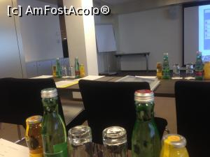 [P34] Viena - Park Royal Palace - pe mese aveam suc de mere si de portocale, apa plata sau minerala si daca la pauza vreo sticla era inceputa, era automat inlocuita, la fel si paharele » foto by mishu
 - 
<span class="allrVoted glyphicon glyphicon-heart hidden" id="av812810"></span>
<a class="m-l-10 hidden" id="sv812810" onclick="voting_Foto_DelVot(,812810,21282)" role="button">șterge vot <span class="glyphicon glyphicon-remove"></span></a>
<a id="v9812810" class=" c-red"  onclick="voting_Foto_SetVot(812810)" role="button"><span class="glyphicon glyphicon-heart-empty"></span> <b>LIKE</b> = Votează poza</a> <img class="hidden"  id="f812810W9" src="/imagini/loader.gif" border="0" /><span class="AjErrMes hidden" id="e812810ErM"></span>
