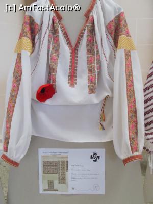 [P07] Expoziția Albina, Ploiești. Zona etnografică Muntenia-Vlașca. Pânză de bumbac, fire mătasă naturală, fire de bumbac, paete  suflate cu aur. » foto by mihaelavoicu
 - 
<span class="allrVoted glyphicon glyphicon-heart hidden" id="av1171345"></span>
<a class="m-l-10 hidden" id="sv1171345" onclick="voting_Foto_DelVot(,1171345,21298)" role="button">șterge vot <span class="glyphicon glyphicon-remove"></span></a>
<a id="v91171345" class=" c-red"  onclick="voting_Foto_SetVot(1171345)" role="button"><span class="glyphicon glyphicon-heart-empty"></span> <b>LIKE</b> = Votează poza</a> <img class="hidden"  id="f1171345W9" src="/imagini/loader.gif" border="0" /><span class="AjErrMes hidden" id="e1171345ErM"></span>