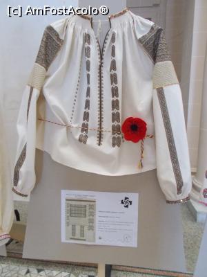 [P08] Expoziția Albina, Ploiești. Zona etnografică Muntenia-Muscel. Pânză bumbac, fire de mătasă naturală și vegetală, fir metalic, paete suflate cu aur. » foto by mihaelavoicu
 - 
<span class="allrVoted glyphicon glyphicon-heart hidden" id="av1171346"></span>
<a class="m-l-10 hidden" id="sv1171346" onclick="voting_Foto_DelVot(,1171346,21298)" role="button">șterge vot <span class="glyphicon glyphicon-remove"></span></a>
<a id="v91171346" class=" c-red"  onclick="voting_Foto_SetVot(1171346)" role="button"><span class="glyphicon glyphicon-heart-empty"></span> <b>LIKE</b> = Votează poza</a> <img class="hidden"  id="f1171346W9" src="/imagini/loader.gif" border="0" /><span class="AjErrMes hidden" id="e1171346ErM"></span>
