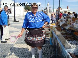 [P03] Am intalnit femeia din Nazare, ce poarta 7 fuste, una peste alta, respectand traditia... ma uit lung la sosetele lungi de lana, pe o temperatura de 30 de grade » foto by mireille
 - 
<span class="allrVoted glyphicon glyphicon-heart hidden" id="av817127"></span>
<a class="m-l-10 hidden" id="sv817127" onclick="voting_Foto_DelVot(,817127,21318)" role="button">șterge vot <span class="glyphicon glyphicon-remove"></span></a>
<a id="v9817127" class=" c-red"  onclick="voting_Foto_SetVot(817127)" role="button"><span class="glyphicon glyphicon-heart-empty"></span> <b>LIKE</b> = Votează poza</a> <img class="hidden"  id="f817127W9" src="/imagini/loader.gif" border="0" /><span class="AjErrMes hidden" id="e817127ErM"></span>