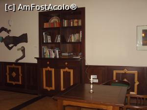 [P10] Una din cele două bibilioteci din living și măsuța la care am stat și am citit.  » foto by eLila
 - 
<span class="allrVoted glyphicon glyphicon-heart hidden" id="av1045894"></span>
<a class="m-l-10 hidden" id="sv1045894" onclick="voting_Foto_DelVot(,1045894,21330)" role="button">șterge vot <span class="glyphicon glyphicon-remove"></span></a>
<a id="v91045894" class=" c-red"  onclick="voting_Foto_SetVot(1045894)" role="button"><span class="glyphicon glyphicon-heart-empty"></span> <b>LIKE</b> = Votează poza</a> <img class="hidden"  id="f1045894W9" src="/imagini/loader.gif" border="0" /><span class="AjErrMes hidden" id="e1045894ErM"></span>