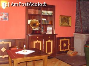 [P11] Cea de a doua bibliotecă din living, cu patefon.  » foto by eLila
 - 
<span class="allrVoted glyphicon glyphicon-heart hidden" id="av1045895"></span>
<a class="m-l-10 hidden" id="sv1045895" onclick="voting_Foto_DelVot(,1045895,21330)" role="button">șterge vot <span class="glyphicon glyphicon-remove"></span></a>
<a id="v91045895" class=" c-red"  onclick="voting_Foto_SetVot(1045895)" role="button"><span class="glyphicon glyphicon-heart-empty"></span> <b>LIKE</b> = Votează poza</a> <img class="hidden"  id="f1045895W9" src="/imagini/loader.gif" border="0" /><span class="AjErrMes hidden" id="e1045895ErM"></span>