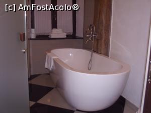 [P06] Baia din Apartamentul Lebăda, cu cada freestanding, o încântare pentru noi.  » foto by eLila
 - 
<span class="allrVoted glyphicon glyphicon-heart hidden" id="av1045890"></span>
<a class="m-l-10 hidden" id="sv1045890" onclick="voting_Foto_DelVot(,1045890,21330)" role="button">șterge vot <span class="glyphicon glyphicon-remove"></span></a>
<a id="v91045890" class=" c-red"  onclick="voting_Foto_SetVot(1045890)" role="button"><span class="glyphicon glyphicon-heart-empty"></span> <b>LIKE</b> = Votează poza</a> <img class="hidden"  id="f1045890W9" src="/imagini/loader.gif" border="0" /><span class="AjErrMes hidden" id="e1045890ErM"></span>