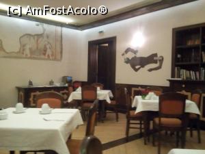 [P08] Biblioteca si fresca din restaurant. În plan depărtat masa pentru băuturile de la micul dejun, cu plăcuţele aferente » foto by tabache
 - 
<span class="allrVoted glyphicon glyphicon-heart hidden" id="av818626"></span>
<a class="m-l-10 hidden" id="sv818626" onclick="voting_Foto_DelVot(,818626,21330)" role="button">șterge vot <span class="glyphicon glyphicon-remove"></span></a>
<a id="v9818626" class=" c-red"  onclick="voting_Foto_SetVot(818626)" role="button"><span class="glyphicon glyphicon-heart-empty"></span> <b>LIKE</b> = Votează poza</a> <img class="hidden"  id="f818626W9" src="/imagini/loader.gif" border="0" /><span class="AjErrMes hidden" id="e818626ErM"></span>
