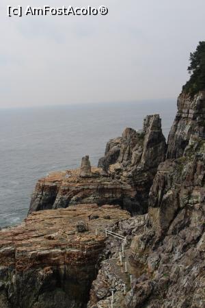 [P21] Busan, Taejongdae, Stânca Sinseon și Stânca Soției Credincioase cea din spate, se poate ajunge acolo dar era ud pe jos » foto by mprofeanu
 - 
<span class="allrVoted glyphicon glyphicon-heart hidden" id="av819107"></span>
<a class="m-l-10 hidden" id="sv819107" onclick="voting_Foto_DelVot(,819107,21334)" role="button">șterge vot <span class="glyphicon glyphicon-remove"></span></a>
<a id="v9819107" class=" c-red"  onclick="voting_Foto_SetVot(819107)" role="button"><span class="glyphicon glyphicon-heart-empty"></span> <b>LIKE</b> = Votează poza</a> <img class="hidden"  id="f819107W9" src="/imagini/loader.gif" border="0" /><span class="AjErrMes hidden" id="e819107ErM"></span>