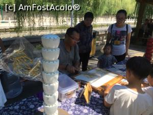 [P29] Domnul respectiv turna zahar topit pe placa si il lua apoi pe un betisor si il dadea copiilor, in poza se vede si un astfel de betisor deja format (in punga)  » foto by mishu
 - 
<span class="allrVoted glyphicon glyphicon-heart hidden" id="av1157378"></span>
<a class="m-l-10 hidden" id="sv1157378" onclick="voting_Foto_DelVot(,1157378,21375)" role="button">șterge vot <span class="glyphicon glyphicon-remove"></span></a>
<a id="v91157378" class=" c-red"  onclick="voting_Foto_SetVot(1157378)" role="button"><span class="glyphicon glyphicon-heart-empty"></span> <b>LIKE</b> = Votează poza</a> <img class="hidden"  id="f1157378W9" src="/imagini/loader.gif" border="0" /><span class="AjErrMes hidden" id="e1157378ErM"></span>