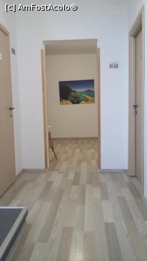 [P34] Pe hol » foto by fregata
 - 
<span class="allrVoted glyphicon glyphicon-heart hidden" id="av1145443"></span>
<a class="m-l-10 hidden" id="sv1145443" onclick="voting_Foto_DelVot(,1145443,21391)" role="button">șterge vot <span class="glyphicon glyphicon-remove"></span></a>
<a id="v91145443" class=" c-red"  onclick="voting_Foto_SetVot(1145443)" role="button"><span class="glyphicon glyphicon-heart-empty"></span> <b>LIKE</b> = Votează poza</a> <img class="hidden"  id="f1145443W9" src="/imagini/loader.gif" border="0" /><span class="AjErrMes hidden" id="e1145443ErM"></span>