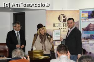 [P06] Diplomă de excelență atribuită priceputului manager de la hotelul Dobru » foto by Alina53
 - 
<span class="allrVoted glyphicon glyphicon-heart hidden" id="av841852"></span>
<a class="m-l-10 hidden" id="sv841852" onclick="voting_Foto_DelVot(,841852,21399)" role="button">șterge vot <span class="glyphicon glyphicon-remove"></span></a>
<a id="v9841852" class=" c-red"  onclick="voting_Foto_SetVot(841852)" role="button"><span class="glyphicon glyphicon-heart-empty"></span> <b>LIKE</b> = Votează poza</a> <img class="hidden"  id="f841852W9" src="/imagini/loader.gif" border="0" /><span class="AjErrMes hidden" id="e841852ErM"></span>