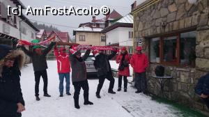 [P37] In curtea din spate, aproape de parcare, primind singurul stelist din gasca. In week-end-ul acela mancase Steaua bataie cu 4-0 sau asa ceva, nu sunt microbist. La boxa portabila ii pusesera si ceva care se canta pe stadion. Sper ca asta sa mai indulceasca putin impresiile despre vilele astea. » foto by Aurici
 - 
<span class="allrVoted glyphicon glyphicon-heart hidden" id="av829996"></span>
<a class="m-l-10 hidden" id="sv829996" onclick="voting_Foto_DelVot(,829996,21442)" role="button">șterge vot <span class="glyphicon glyphicon-remove"></span></a>
<a id="v9829996" class=" c-red"  onclick="voting_Foto_SetVot(829996)" role="button"><span class="glyphicon glyphicon-heart-empty"></span> <b>LIKE</b> = Votează poza</a> <img class="hidden"  id="f829996W9" src="/imagini/loader.gif" border="0" /><span class="AjErrMes hidden" id="e829996ErM"></span>