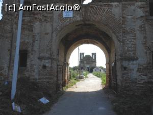 [P02] Goștinari - Ruinele bisericii văzute din gangul clopotniței.  » foto by iulianic
 - 
<span class="allrVoted glyphicon glyphicon-heart hidden" id="av992392"></span>
<a class="m-l-10 hidden" id="sv992392" onclick="voting_Foto_DelVot(,992392,21445)" role="button">șterge vot <span class="glyphicon glyphicon-remove"></span></a>
<a id="v9992392" class=" c-red"  onclick="voting_Foto_SetVot(992392)" role="button"><span class="glyphicon glyphicon-heart-empty"></span> <b>LIKE</b> = Votează poza</a> <img class="hidden"  id="f992392W9" src="/imagini/loader.gif" border="0" /><span class="AjErrMes hidden" id="e992392ErM"></span>