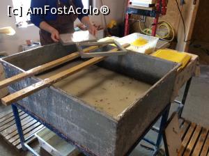[P19] Comana - Atelierul tipografic - am ajuns la elaborarea unei foi de hartie. In bazin se afla maceratul de hartie, si prin apa plutesc fire de iarba, petale de flori, astfel incat se poate spune ca fiecare foaie de hartie e unica.  » foto by mishu
 - 
<span class="allrVoted glyphicon glyphicon-heart hidden" id="av828580"></span>
<a class="m-l-10 hidden" id="sv828580" onclick="voting_Foto_DelVot(,828580,21445)" role="button">șterge vot <span class="glyphicon glyphicon-remove"></span></a>
<a id="v9828580" class=" c-red"  onclick="voting_Foto_SetVot(828580)" role="button"><span class="glyphicon glyphicon-heart-empty"></span> <b>LIKE</b> = Votează poza</a> <img class="hidden"  id="f828580W9" src="/imagini/loader.gif" border="0" /><span class="AjErrMes hidden" id="e828580ErM"></span>