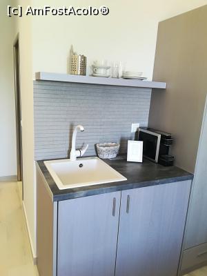 [P13] Deluxe Dina Studios & Apartaments [Skala Potamia] - interiorul camerei 202, etaj I. Micuța bucătarioară. Atenție, pastilele pentru aparatul de cafea Illy nu sunt din partea casei. Costă 3 euro bucata.  » foto by bogumil
 - 
<span class="allrVoted glyphicon glyphicon-heart hidden" id="av884804"></span>
<a class="m-l-10 hidden" id="sv884804" onclick="voting_Foto_DelVot(,884804,21470)" role="button">șterge vot <span class="glyphicon glyphicon-remove"></span></a>
<a id="v9884804" class=" c-red"  onclick="voting_Foto_SetVot(884804)" role="button"><span class="glyphicon glyphicon-heart-empty"></span> <b>LIKE</b> = Votează poza</a> <img class="hidden"  id="f884804W9" src="/imagini/loader.gif" border="0" /><span class="AjErrMes hidden" id="e884804ErM"></span>