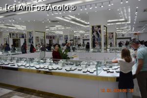 [P06] Evident am ieșit prin magazinul de unde se puteau cumpăra perle de cultură montate în lanțuri , brățări sau inele » foto by Pușcașu Marin
 - 
<span class="allrVoted glyphicon glyphicon-heart hidden" id="av1422287"></span>
<a class="m-l-10 hidden" id="sv1422287" onclick="voting_Foto_DelVot(,1422287,21495)" role="button">șterge vot <span class="glyphicon glyphicon-remove"></span></a>
<a id="v91422287" class=" c-red"  onclick="voting_Foto_SetVot(1422287)" role="button"><span class="glyphicon glyphicon-heart-empty"></span> <b>LIKE</b> = Votează poza</a> <img class="hidden"  id="f1422287W9" src="/imagini/loader.gif" border="0" /><span class="AjErrMes hidden" id="e1422287ErM"></span>