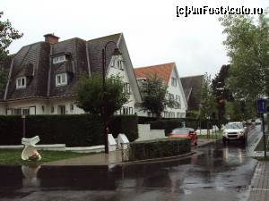 [P06] De Haan - 'cottages' pe o stradă inundată de ploaie.  » foto by Carmen Ion
 - 
<span class="allrVoted glyphicon glyphicon-heart hidden" id="av683588"></span>
<a class="m-l-10 hidden" id="sv683588" onclick="voting_Foto_DelVot(,683588,21502)" role="button">șterge vot <span class="glyphicon glyphicon-remove"></span></a>
<a id="v9683588" class=" c-red"  onclick="voting_Foto_SetVot(683588)" role="button"><span class="glyphicon glyphicon-heart-empty"></span> <b>LIKE</b> = Votează poza</a> <img class="hidden"  id="f683588W9" src="/imagini/loader.gif" border="0" /><span class="AjErrMes hidden" id="e683588ErM"></span>