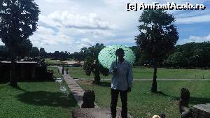 [P13] Soferul meu de tuk-tuk si totodata ghidul meu pe tot parcursul vizitei, un localnic f amabil. Umbrela era pt mine pt a ma feri de soarele arzator, avea grija sa stau mereu sub umbrela...  » foto by roxana.tomina
 - 
<span class="allrVoted glyphicon glyphicon-heart hidden" id="av609452"></span>
<a class="m-l-10 hidden" id="sv609452" onclick="voting_Foto_DelVot(,609452,21517)" role="button">șterge vot <span class="glyphicon glyphicon-remove"></span></a>
<a id="v9609452" class=" c-red"  onclick="voting_Foto_SetVot(609452)" role="button"><span class="glyphicon glyphicon-heart-empty"></span> <b>LIKE</b> = Votează poza</a> <img class="hidden"  id="f609452W9" src="/imagini/loader.gif" border="0" /><span class="AjErrMes hidden" id="e609452ErM"></span>