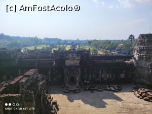 [P07] DIn cel mai inalt punct din Angkor Wat » foto by Pușcașu Marin
 - 
<span class="allrVoted glyphicon glyphicon-heart hidden" id="av1385100"></span>
<a class="m-l-10 hidden" id="sv1385100" onclick="voting_Foto_DelVot(,1385100,21517)" role="button">șterge vot <span class="glyphicon glyphicon-remove"></span></a>
<a id="v91385100" class=" c-red"  onclick="voting_Foto_SetVot(1385100)" role="button"><span class="glyphicon glyphicon-heart-empty"></span> <b>LIKE</b> = Votează poza</a> <img class="hidden"  id="f1385100W9" src="/imagini/loader.gif" border="0" /><span class="AjErrMes hidden" id="e1385100ErM"></span>
