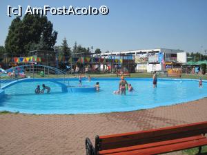 [P05] Strand Weekend, bazinul din beton pentru copii, cu adancimea cuprinsa intre 0,35 – 0,70 m. Acesta este in de formă inimioară, are tâşnitori de apă, este vopsit in albastru si are un pod cu balustrade din aluminiu.  » foto by Dana2008
 - 
<span class="allrVoted glyphicon glyphicon-heart hidden" id="av762856"></span>
<a class="m-l-10 hidden" id="sv762856" onclick="voting_Foto_DelVot(,762856,21521)" role="button">șterge vot <span class="glyphicon glyphicon-remove"></span></a>
<a id="v9762856" class=" c-red"  onclick="voting_Foto_SetVot(762856)" role="button"><span class="glyphicon glyphicon-heart-empty"></span> <b>LIKE</b> = Votează poza</a> <img class="hidden"  id="f762856W9" src="/imagini/loader.gif" border="0" /><span class="AjErrMes hidden" id="e762856ErM"></span>