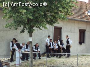 [P34] Grup de dansatori aşteptând să evolueze pe scena Festivalului Văii Almăjului.  » foto by Carmen Ion
 - 
<span class="allrVoted glyphicon glyphicon-heart hidden" id="av774831"></span>
<a class="m-l-10 hidden" id="sv774831" onclick="voting_Foto_DelVot(,774831,21530)" role="button">șterge vot <span class="glyphicon glyphicon-remove"></span></a>
<a id="v9774831" class=" c-red"  onclick="voting_Foto_SetVot(774831)" role="button"><span class="glyphicon glyphicon-heart-empty"></span> <b>LIKE</b> = Votează poza</a> <img class="hidden"  id="f774831W9" src="/imagini/loader.gif" border="0" /><span class="AjErrMes hidden" id="e774831ErM"></span>