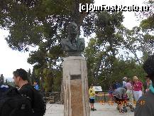 [P20] Bustul arheologului englez Sir Arthur Evans, la intrarea in sit.  » foto by Rodel
 - 
<span class="allrVoted glyphicon glyphicon-heart hidden" id="av491339"></span>
<a class="m-l-10 hidden" id="sv491339" onclick="voting_Foto_DelVot(,491339,21555)" role="button">șterge vot <span class="glyphicon glyphicon-remove"></span></a>
<a id="v9491339" class=" c-red"  onclick="voting_Foto_SetVot(491339)" role="button"><span class="glyphicon glyphicon-heart-empty"></span> <b>LIKE</b> = Votează poza</a> <img class="hidden"  id="f491339W9" src="/imagini/loader.gif" border="0" /><span class="AjErrMes hidden" id="e491339ErM"></span>