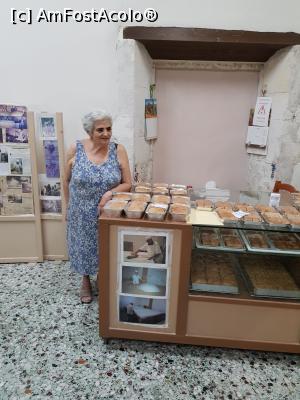 [P02] Katerina, sotia lui Yorgos, alaturi de vitrina cu bunatati.  » foto by iulian68
 - 
<span class="allrVoted glyphicon glyphicon-heart hidden" id="av1027658"></span>
<a class="m-l-10 hidden" id="sv1027658" onclick="voting_Foto_DelVot(,1027658,21565)" role="button">șterge vot <span class="glyphicon glyphicon-remove"></span></a>
<a id="v91027658" class=" c-red"  onclick="voting_Foto_SetVot(1027658)" role="button"><span class="glyphicon glyphicon-heart-empty"></span> <b>LIKE</b> = Votează poza</a> <img class="hidden"  id="f1027658W9" src="/imagini/loader.gif" border="0" /><span class="AjErrMes hidden" id="e1027658ErM"></span>