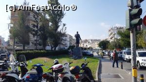 [P49] Scuarul din fața primăriei, cu statuia scriitorului Pandelis Prevelakis. » foto by Carmen Ion
 - 
<span class="allrVoted glyphicon glyphicon-heart hidden" id="av1206419"></span>
<a class="m-l-10 hidden" id="sv1206419" onclick="voting_Foto_DelVot(,1206419,21565)" role="button">șterge vot <span class="glyphicon glyphicon-remove"></span></a>
<a id="v91206419" class=" c-red"  onclick="voting_Foto_SetVot(1206419)" role="button"><span class="glyphicon glyphicon-heart-empty"></span> <b>LIKE</b> = Votează poza</a> <img class="hidden"  id="f1206419W9" src="/imagini/loader.gif" border="0" /><span class="AjErrMes hidden" id="e1206419ErM"></span>