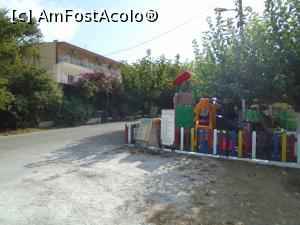 [P06] Lacul Kournas: pensiuni și loc de joacă pentru copii » foto by Carmen Ion
 - 
<span class="allrVoted glyphicon glyphicon-heart hidden" id="av1207980"></span>
<a class="m-l-10 hidden" id="sv1207980" onclick="voting_Foto_DelVot(,1207980,21565)" role="button">șterge vot <span class="glyphicon glyphicon-remove"></span></a>
<a id="v91207980" class=" c-red"  onclick="voting_Foto_SetVot(1207980)" role="button"><span class="glyphicon glyphicon-heart-empty"></span> <b>LIKE</b> = Votează poza</a> <img class="hidden"  id="f1207980W9" src="/imagini/loader.gif" border="0" /><span class="AjErrMes hidden" id="e1207980ErM"></span>