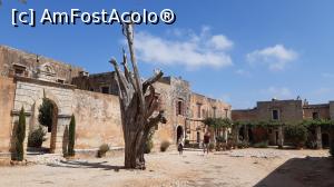 [P63] Mănăstirea Arkadi: intrarea în refectoriu și chiparosul » foto by Carmen Ion
 - 
<span class="allrVoted glyphicon glyphicon-heart hidden" id="av1208037"></span>
<a class="m-l-10 hidden" id="sv1208037" onclick="voting_Foto_DelVot(,1208037,21565)" role="button">șterge vot <span class="glyphicon glyphicon-remove"></span></a>
<a id="v91208037" class=" c-red"  onclick="voting_Foto_SetVot(1208037)" role="button"><span class="glyphicon glyphicon-heart-empty"></span> <b>LIKE</b> = Votează poza</a> <img class="hidden"  id="f1208037W9" src="/imagini/loader.gif" border="0" /><span class="AjErrMes hidden" id="e1208037ErM"></span>