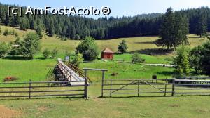 [P01] Vedere de ansamblu a Băilor Bârzava. În prim-plan este podețul peste zona mlăștinoasă, iar bazinele de lemn sunt în dreapta-mijloc imagine » foto by Lucien
 - 
<span class="allrVoted glyphicon glyphicon-heart hidden" id="av835228"></span>
<a class="m-l-10 hidden" id="sv835228" onclick="voting_Foto_DelVot(,835228,21577)" role="button">șterge vot <span class="glyphicon glyphicon-remove"></span></a>
<a id="v9835228" class=" c-red"  onclick="voting_Foto_SetVot(835228)" role="button"><span class="glyphicon glyphicon-heart-empty"></span> <b>LIKE</b> = Votează poza</a> <img class="hidden"  id="f835228W9" src="/imagini/loader.gif" border="0" /><span class="AjErrMes hidden" id="e835228ErM"></span>