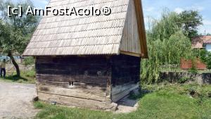 [P03] Vedere laterală a Casei Sării din Merești. Se văd micile decupaje în perete folosite pentru turnarea saramurii direct în afară, fără a fi folosită ușa de la intrare.  » foto by Lucien
 - 
<span class="allrVoted glyphicon glyphicon-heart hidden" id="av840129"></span>
<a class="m-l-10 hidden" id="sv840129" onclick="voting_Foto_DelVot(,840129,21581)" role="button">șterge vot <span class="glyphicon glyphicon-remove"></span></a>
<a id="v9840129" class=" c-red"  onclick="voting_Foto_SetVot(840129)" role="button"><span class="glyphicon glyphicon-heart-empty"></span> <b>LIKE</b> = Votează poza</a> <img class="hidden"  id="f840129W9" src="/imagini/loader.gif" border="0" /><span class="AjErrMes hidden" id="e840129ErM"></span>