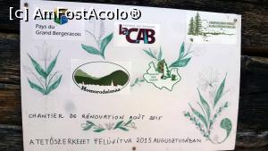 [P06] Afiș bilingv (franceză şi ungureşte) lângă ușă pe care scrie ”Şantier de renovare august 2015” sub egida asociaţiei Pays du Grand Bergeracois şi a Composesoratului Mereşti.  » foto by Lucien
 - 
<span class="allrVoted glyphicon glyphicon-heart hidden" id="av840132"></span>
<a class="m-l-10 hidden" id="sv840132" onclick="voting_Foto_DelVot(,840132,21581)" role="button">șterge vot <span class="glyphicon glyphicon-remove"></span></a>
<a id="v9840132" class=" c-red"  onclick="voting_Foto_SetVot(840132)" role="button"><span class="glyphicon glyphicon-heart-empty"></span> <b>LIKE</b> = Votează poza</a> <img class="hidden"  id="f840132W9" src="/imagini/loader.gif" border="0" /><span class="AjErrMes hidden" id="e840132ErM"></span>