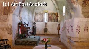 [P03] Vedere din naos spre altar. În partea stână, pe perete, se vede una din crucile de consacrare (stratul 1 de pictură). În altar, pe perete la mijloc, este blazonul familei Kendeffy (Cândea)  » foto by Lucien
 - 
<span class="allrVoted glyphicon glyphicon-heart hidden" id="av836720"></span>
<a class="m-l-10 hidden" id="sv836720" onclick="voting_Foto_DelVot(,836720,21607)" role="button">șterge vot <span class="glyphicon glyphicon-remove"></span></a>
<a id="v9836720" class=" c-red"  onclick="voting_Foto_SetVot(836720)" role="button"><span class="glyphicon glyphicon-heart-empty"></span> <b>LIKE</b> = Votează poza</a> <img class="hidden"  id="f836720W9" src="/imagini/loader.gif" border="0" /><span class="AjErrMes hidden" id="e836720ErM"></span>