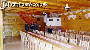 [P01] O parte (cam jumătate) din sala mare a cabanei, amenajată în stil rustic. Dl. Lorincz (administratorul) este în dreapta. Se vede șemineul, iar în spate scara delemn care duce la etaj unde sunt camerele.  » foto by Lucien
 - 
<span class="allrVoted glyphicon glyphicon-heart hidden" id="av837989"></span>
<a class="m-l-10 hidden" id="sv837989" onclick="voting_Foto_DelVot(,837989,21631)" role="button">șterge vot <span class="glyphicon glyphicon-remove"></span></a>
<a id="v9837989" class=" c-red"  onclick="voting_Foto_SetVot(837989)" role="button"><span class="glyphicon glyphicon-heart-empty"></span> <b>LIKE</b> = Votează poza</a> <img class="hidden"  id="f837989W9" src="/imagini/loader.gif" border="0" /><span class="AjErrMes hidden" id="e837989ErM"></span>
