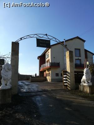 [P01] Întrarea, pazita '' de cei doi lei » foto by nelu73
 - 
<span class="allrVoted glyphicon glyphicon-heart hidden" id="av1039640"></span>
<a class="m-l-10 hidden" id="sv1039640" onclick="voting_Foto_DelVot(,1039640,21649)" role="button">șterge vot <span class="glyphicon glyphicon-remove"></span></a>
<a id="v91039640" class=" c-red"  onclick="voting_Foto_SetVot(1039640)" role="button"><span class="glyphicon glyphicon-heart-empty"></span> <b>LIKE</b> = Votează poza</a> <img class="hidden"  id="f1039640W9" src="/imagini/loader.gif" border="0" /><span class="AjErrMes hidden" id="e1039640ErM"></span>