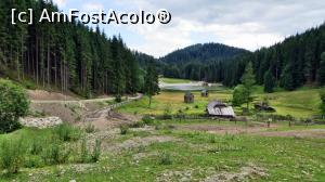 [P08] Lacul Iezer văzut de dincolo de grădinile din capătul lui. La marginea pădurii din stânga se veded noul drum forestier care duce (dar nu ajunge) spre Lacul Bolătău.  » foto by Lucien
 - 
<span class="allrVoted glyphicon glyphicon-heart hidden" id="av839240"></span>
<a class="m-l-10 hidden" id="sv839240" onclick="voting_Foto_DelVot(,839240,21669)" role="button">șterge vot <span class="glyphicon glyphicon-remove"></span></a>
<a id="v9839240" class=" c-red"  onclick="voting_Foto_SetVot(839240)" role="button"><span class="glyphicon glyphicon-heart-empty"></span> <b>LIKE</b> = Votează poza</a> <img class="hidden"  id="f839240W9" src="/imagini/loader.gif" border="0" /><span class="AjErrMes hidden" id="e839240ErM"></span>