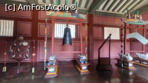 [P33] In Sala instrumentelor muzicale am recunoscut o harpa 
(in dreapta), despre care am aflat ca a fost folosita in perioada Goguryeo, transmisa din generatie in generatie, fara ca macar sa se stie cum se canta la ea.
Woon este un instrument de percutie, alcatuit din 10 placi de alama suspendate de o coarda, care prin lovire cu un ciocan mic produc sunete (in stanga). » foto by geani anto
 - 
<span class="allrVoted glyphicon glyphicon-heart hidden" id="av1518132"></span>
<a class="m-l-10 hidden" id="sv1518132" onclick="voting_Foto_DelVot(,1518132,21685)" role="button">șterge vot <span class="glyphicon glyphicon-remove"></span></a>
<a id="v91518132" class=" c-red"  onclick="voting_Foto_SetVot(1518132)" role="button"><span class="glyphicon glyphicon-heart-empty"></span> <b>LIKE</b> = Votează poza</a> <img class="hidden"  id="f1518132W9" src="/imagini/loader.gif" border="0" /><span class="AjErrMes hidden" id="e1518132ErM"></span>