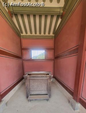 [P37] Duiju este o lada pentru depozitarea cerealelor (orez, fasole) confectionata din lemn de frasin, care nu permite gargaritelor orezului sa patrunda. Intr-o astfel de lada si-a gasit sfarsitul printul Sado, in 1762. » foto by geani anto
 - 
<span class="allrVoted glyphicon glyphicon-heart hidden" id="av1518136"></span>
<a class="m-l-10 hidden" id="sv1518136" onclick="voting_Foto_DelVot(,1518136,21685)" role="button">șterge vot <span class="glyphicon glyphicon-remove"></span></a>
<a id="v91518136" class=" c-red"  onclick="voting_Foto_SetVot(1518136)" role="button"><span class="glyphicon glyphicon-heart-empty"></span> <b>LIKE</b> = Votează poza</a> <img class="hidden"  id="f1518136W9" src="/imagini/loader.gif" border="0" /><span class="AjErrMes hidden" id="e1518136ErM"></span>