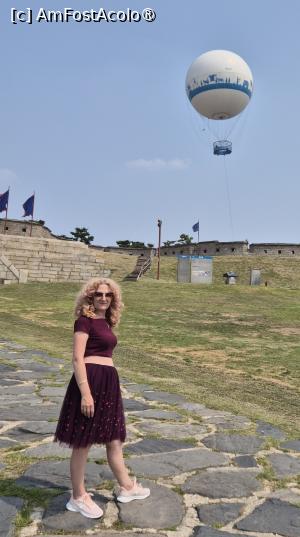 [P08] Activitatea care iti creste adrenlina este insa inaltarea deasupra cetatii cu balonul cu heliu (Flying Suwon). Acest balon gigantic cu heliu se ridica usor si spre deosebire de baloanele obisnuite cu aer cald care folosesc focul si calatoresc liber prin aer, acesta pluteste folosind heliu drept combustibil si ramane ancorat in siguranta la sol.  » foto by geani anto
 - 
<span class="allrVoted glyphicon glyphicon-heart hidden" id="av1518479"></span>
<a class="m-l-10 hidden" id="sv1518479" onclick="voting_Foto_DelVot(,1518479,21685)" role="button">șterge vot <span class="glyphicon glyphicon-remove"></span></a>
<a id="v91518479" class=" c-red"  onclick="voting_Foto_SetVot(1518479)" role="button"><span class="glyphicon glyphicon-heart-empty"></span> <b>LIKE</b> = Votează poza</a> <img class="hidden"  id="f1518479W9" src="/imagini/loader.gif" border="0" /><span class="AjErrMes hidden" id="e1518479ErM"></span>