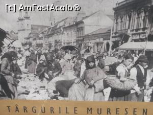 [P01] Cam asa arata o zi de targ din centrul urbei mele, prin anii 1930. Din acest loc, daca ati fi urcat pe str. Bolyai, ati fi ajuns la biblioteca Teleki, deschisa publicului larg.  » foto by dorgo
 - 
<span class="allrVoted glyphicon glyphicon-heart hidden" id="av844292"></span>
<a class="m-l-10 hidden" id="sv844292" onclick="voting_Foto_DelVot(,844292,21744)" role="button">șterge vot <span class="glyphicon glyphicon-remove"></span></a>
<a id="v9844292" class=" c-red"  onclick="voting_Foto_SetVot(844292)" role="button"><span class="glyphicon glyphicon-heart-empty"></span> <b>LIKE</b> = Votează poza</a> <img class="hidden"  id="f844292W9" src="/imagini/loader.gif" border="0" /><span class="AjErrMes hidden" id="e844292ErM"></span>