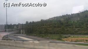 [P03] o poza de pe drum, incepem sa ne obisnuim cu peisajul, uneori mai arid, uneori cu gard ce ne arata ca sunt teritorii diferite, drumurile principale sunt folosite la comun atat de palestinieni cat si de evrei » foto by roth
 - 
<span class="allrVoted glyphicon glyphicon-heart hidden" id="av845073"></span>
<a class="m-l-10 hidden" id="sv845073" onclick="voting_Foto_DelVot(,845073,21746)" role="button">șterge vot <span class="glyphicon glyphicon-remove"></span></a>
<a id="v9845073" class=" c-red"  onclick="voting_Foto_SetVot(845073)" role="button"><span class="glyphicon glyphicon-heart-empty"></span> <b>LIKE</b> = Votează poza</a> <img class="hidden"  id="f845073W9" src="/imagini/loader.gif" border="0" /><span class="AjErrMes hidden" id="e845073ErM"></span>
