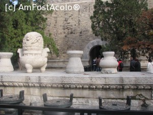 [P29] Beijing - mormintele dinastiei Ming, aceste pietre erau un fel de pietre funerare, ofranda adusa decedatilor iar in vasele negre care se vad in fata lor incercai sa nimeresti orificiile aruncand bani (pentru noroc)  » foto by mishu
 - 
<span class="allrVoted glyphicon glyphicon-heart hidden" id="av706135"></span>
<a class="m-l-10 hidden" id="sv706135" onclick="voting_Foto_DelVot(,706135,21753)" role="button">șterge vot <span class="glyphicon glyphicon-remove"></span></a>
<a id="v9706135" class=" c-red"  onclick="voting_Foto_SetVot(706135)" role="button"><span class="glyphicon glyphicon-heart-empty"></span> <b>LIKE</b> = Votează poza</a> <img class="hidden"  id="f706135W9" src="/imagini/loader.gif" border="0" /><span class="AjErrMes hidden" id="e706135ErM"></span>