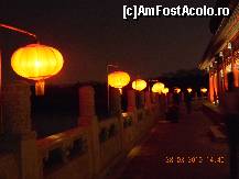 [P11] Romantism sub clar de luna chinezeasca. Lampioanele si lacul straluceau minunat » foto by MCM
 - 
<span class="allrVoted glyphicon glyphicon-heart hidden" id="av304332"></span>
<a class="m-l-10 hidden" id="sv304332" onclick="voting_Foto_DelVot(,304332,21754)" role="button">șterge vot <span class="glyphicon glyphicon-remove"></span></a>
<a id="v9304332" class=" c-red"  onclick="voting_Foto_SetVot(304332)" role="button"><span class="glyphicon glyphicon-heart-empty"></span> <b>LIKE</b> = Votează poza</a> <img class="hidden"  id="f304332W9" src="/imagini/loader.gif" border="0" /><span class="AjErrMes hidden" id="e304332ErM"></span>